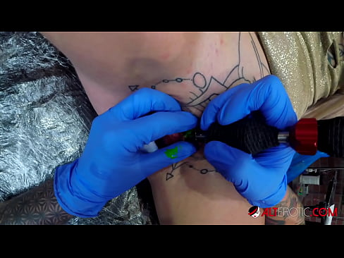 ❤️ Extremamente tatuada, a brasa Sully Savage fez uma tatuagem em seu clítoris ❤️ Porno vídeo em porno pt-br.onlydesiporn.ru ❌❤