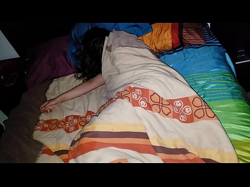 ❤️ Stepson berating sua jovem madrasta enquanto ela dorme. ❤️ Porno vídeo em porno pt-br.onlydesiporn.ru ❌❤
